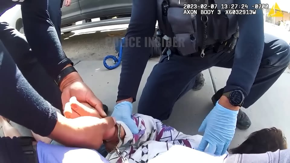 When Dumb Criminals Try To Pull Guns on Cops (1) V2910 024