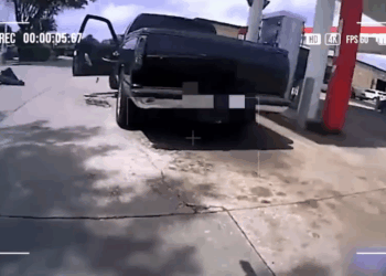 When Dumb Criminals Try To Pull Guns on Cops V2910 016