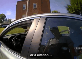 Police Pull Over Make Shocking V2910 041