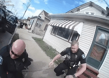 Woman Goes Nuts After Police Officer Arrests Her V0310 035 Part 2