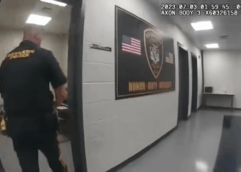 Woman Totals Her Car While Driving Drunk #DUIarrest #bodycamera #bodycampolice #policechase #DUI #DWI #cops #usa V3009 017