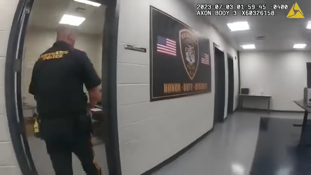 Woman Totals Her Car While Driving Drunk #DUIarrest #bodycamera #bodycampolice #policechase #DUI #DWI #cops #usa V3009 017