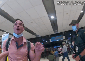 Entitled Drunk at Airport Never Ends Well V0910 020 Part 2