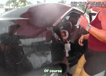 Irresponsible Mom Refuses to Stop Police Kids in Backseat V2810 031 Part 2