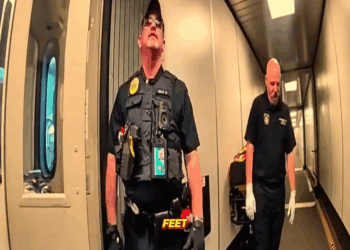 Refuse to Leave AMERICAN AIRLINES V0911 050 Mitsubishi