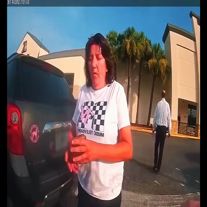 Chaos Unfolds After Women Leave Scene of an Accident V1911 049 Luxury