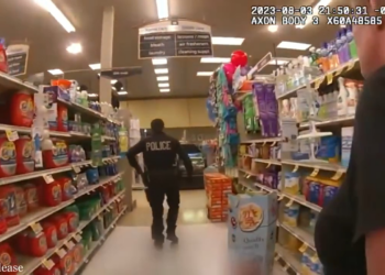 When Entitled Karens Hide in Goods Refuse to Cooperate Police Arrest V2711 005