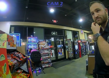 2 Cops Can’t Take Down 1. Woman Wrestles with Police during Chaotic Warrant Arrest