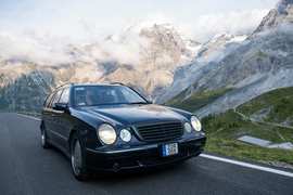 Woman Steals Piles of Baby Clothes, Flees in a Mercedes - Image 2